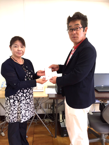 チャリティー金受け渡しの様子
